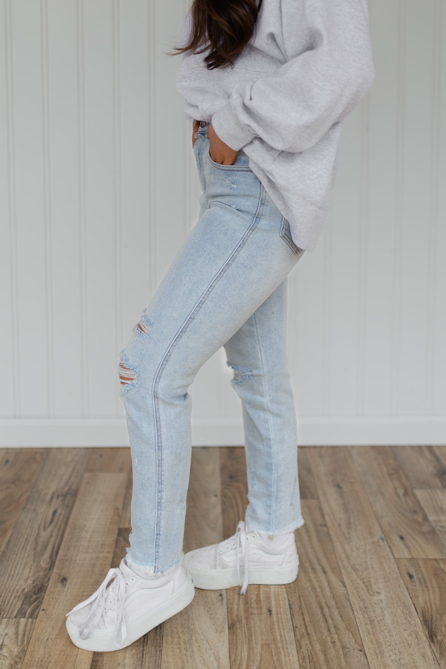 Distressed Skinny Jean / Light Wash